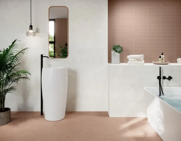 Baño con azulejos efecto cemento en tonos cálidos, colección Surface de Grespania