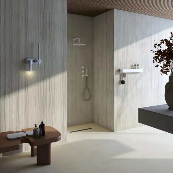 Baño con azulejos efecto cemento en tonos neutros, colección Tandem de Vives