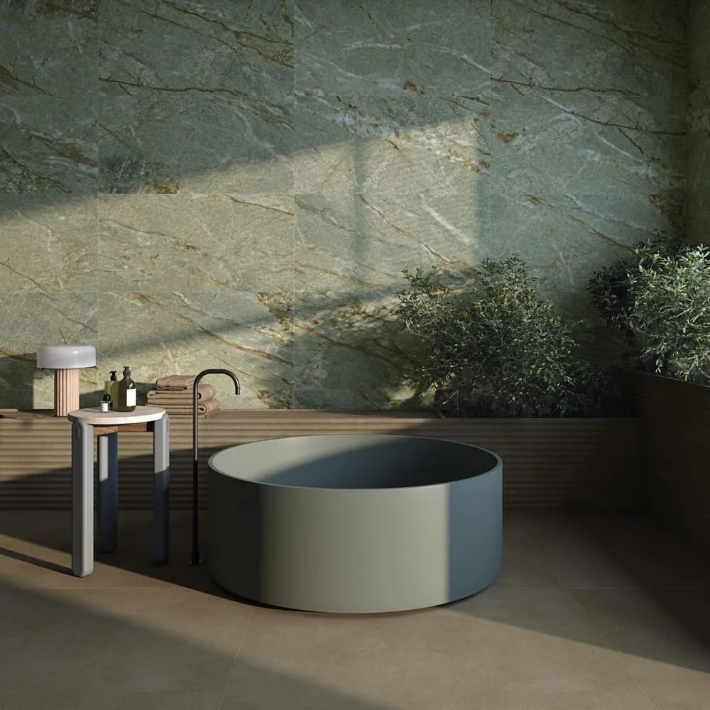 Baño con azulejos efecto cemento, colección Tandem de Vives