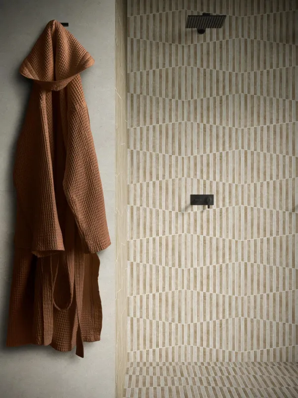 Baño con azulejos efecto cemento en tonos cálidos, colección Terratech de Marazzi