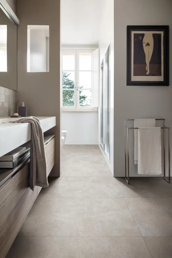 Baño con azulejos efecto cemento en tonos neutros, colección Terratech de Marazzi