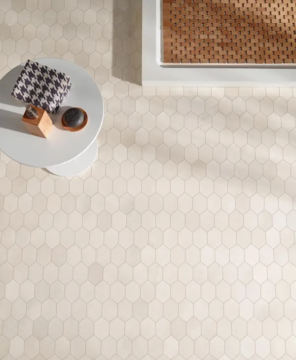 Baño con azulejos efecto cemento en tonos cálidos, colección Tool de Margres