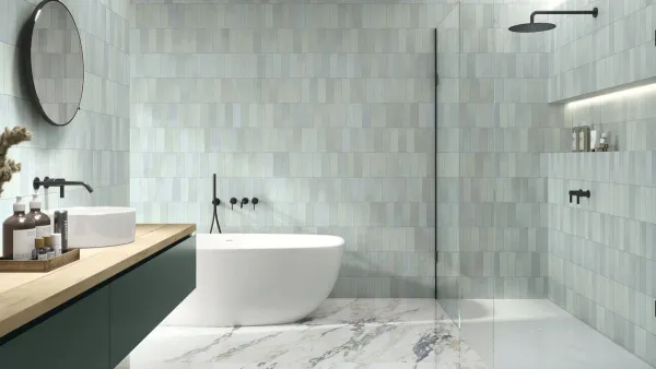 Baño con azulejos efecto cemento en tonos fríos, colección Toscana de Ape