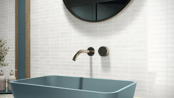 Baño con azulejos efecto cemento, colección Touch de Ape