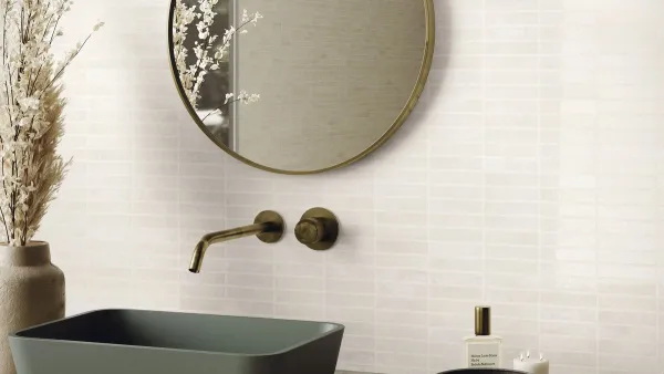 Baño con azulejos efecto cemento, colección Touch de Ape