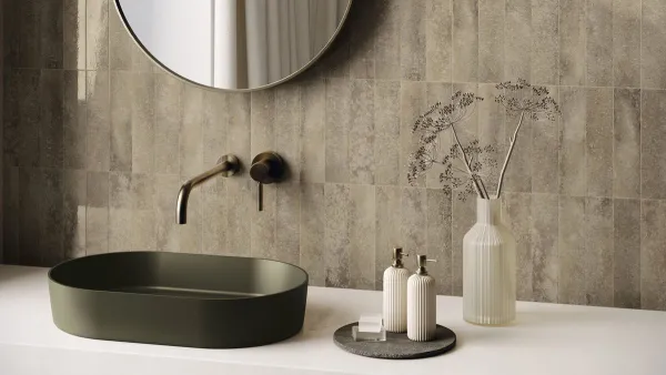 Baño con azulejos efecto cemento en tonos cálidos, colección Touch de Ape