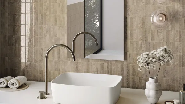 Baño con azulejos efecto cemento en tonos cálidos, colección Touch de Ape