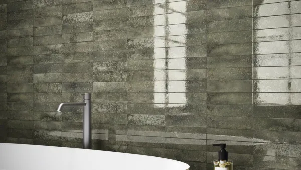 Baño con azulejos efecto cemento, colección Touch de Ape