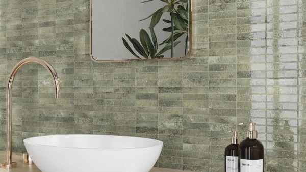 Baño con azulejos efecto cemento, colección Touch de Ape