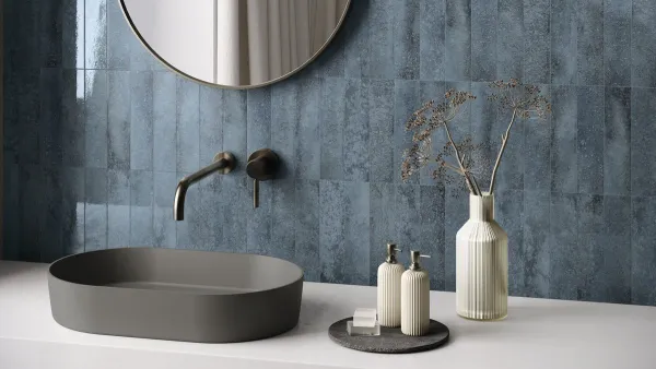 Baño con azulejos efecto cemento en tonos fríos, colección Touch de Ape