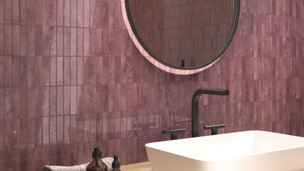 Baño con azulejos efecto cemento en tonos cálidos, colección Touch de Ape