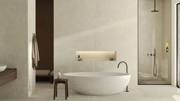 Baño con azulejos efecto cemento en tonos cálidos, colección Trace de Argenta