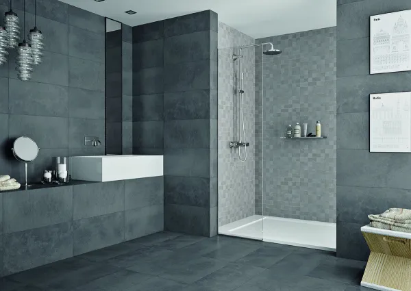 Baño con azulejos efecto cemento en tonos fríos, colección Traffic de Cifre