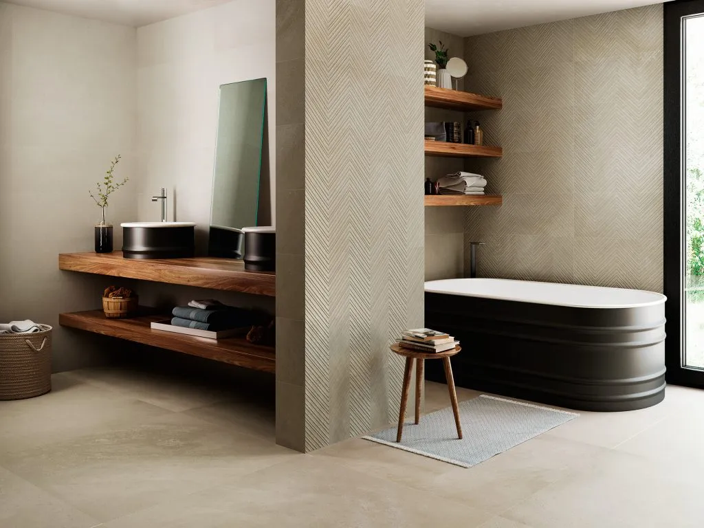 Baño con azulejos efecto cemento en tonos cálidos, colección Tribeca 9528 de Porcelanite Dos