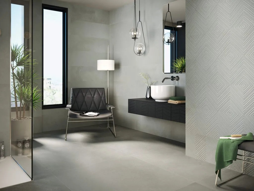 Baño con azulejos efecto cemento en tonos neutros, colección Tribeca 9528 de Porcelanite Dos