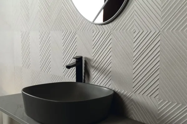 Baño con azulejos efecto cemento en tonos neutros, colección Tribeca 9528 de Porcelanite Dos