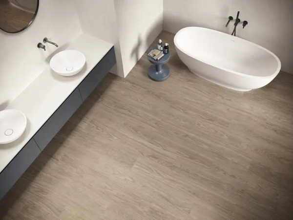 Baño con azulejos efecto cemento en tonos cálidos, colección Verse de Ape