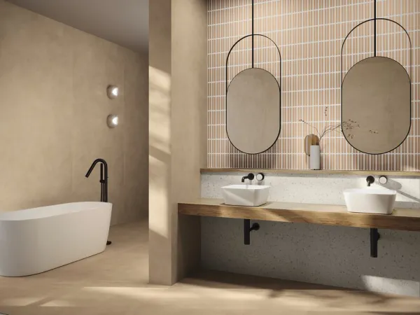 Baño con azulejos efecto cemento en tonos cálidos, colección Verse de Ape