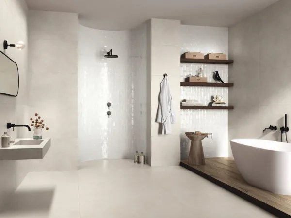 Baño con azulejos efecto cemento en tonos neutros, colección Verse de Ape