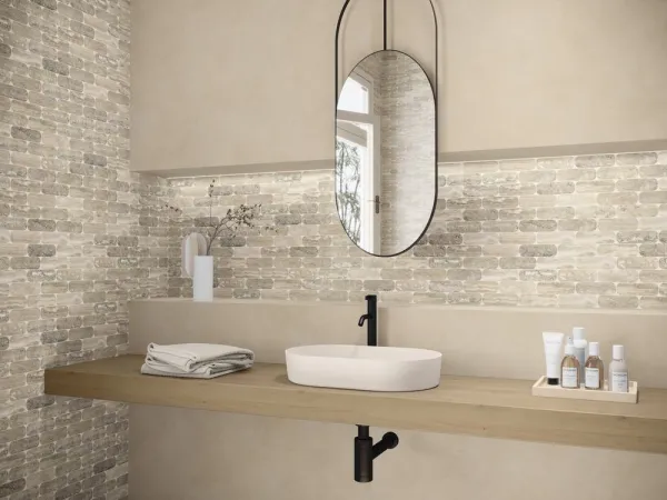 Baño con azulejos efecto cemento en tonos cálidos, colección Verse de Ape