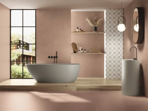 Baño con azulejos efecto cemento en tonos cálidos, colección Verse de Ape
