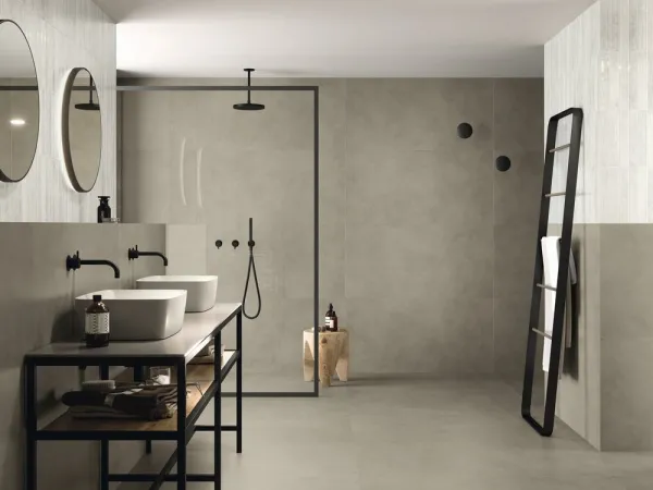 Baño con azulejos efecto cemento en tonos neutros, colección Verse de Ape