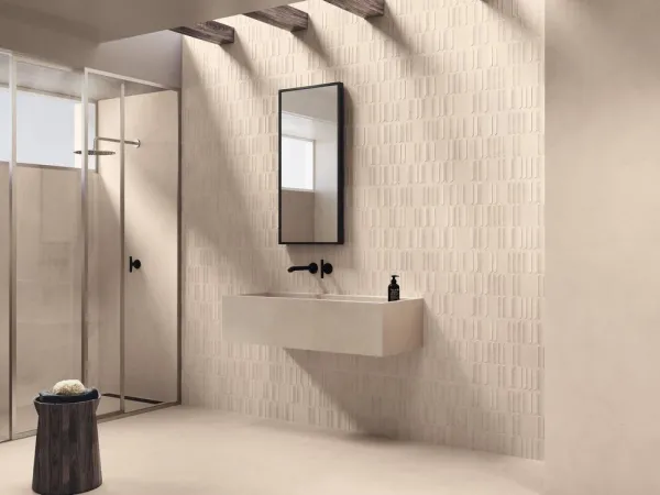 Baño con azulejos efecto cemento en tonos cálidos, colección Verse de Ape