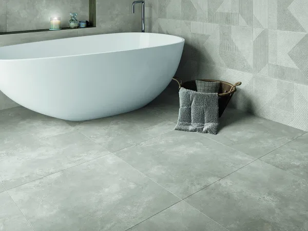 Baño con azulejos efecto cemento en tonos neutros, colección Ziro de Navarti