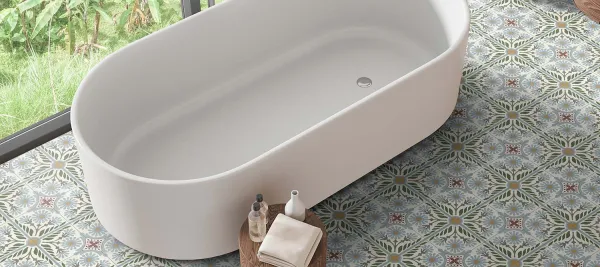 Baño con azulejos efecto hidráulico, colección Altea de Aparici