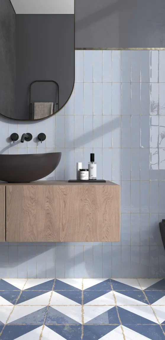 Baño con azulejos efecto hidráulico en tonos fríos, colección Antiga de Dune
