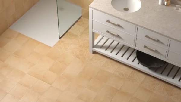 Baño con azulejos efecto hidráulico en tonos cálidos, colección Ares de Equipe