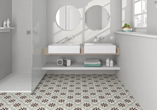 Baño con azulejos efecto hidráulico en tonos neutros, colección Art de Pamesa