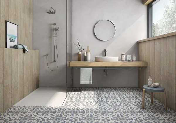 Baño con azulejos efecto hidráulico en tonos neutros, colección Art de Pamesa