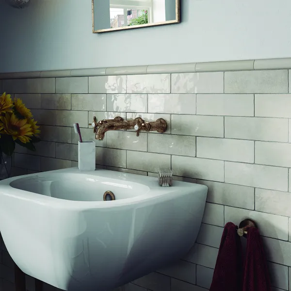 Baño con azulejos efecto hidráulico en tonos fríos, colección Artisan de Equipe