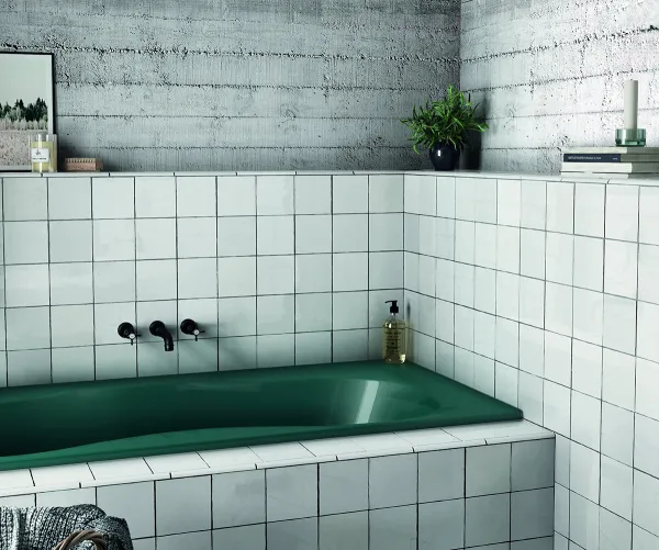 Baño con azulejos efecto hidráulico en tonos fríos, colección Artisan de Equipe
