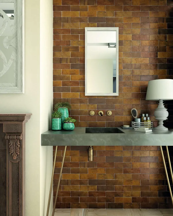 Baño con azulejos efecto hidráulico en tonos cálidos, colección Artisan de Equipe