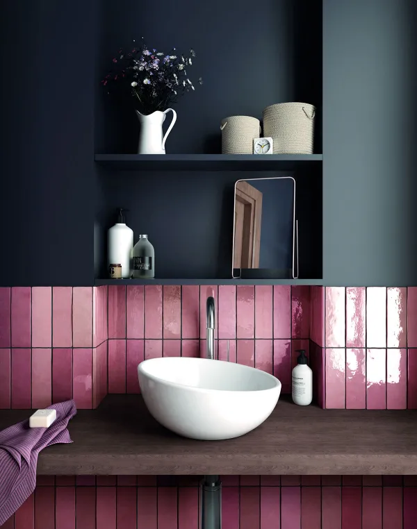 Baño con azulejos efecto hidráulico en tonos fríos, colección Artisan de Equipe
