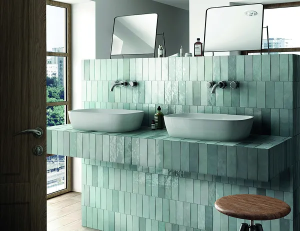 Baño con azulejos efecto hidráulico en tonos fríos, colección Artisan de Equipe