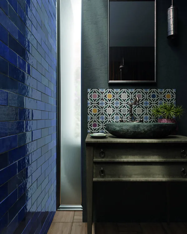 Baño con azulejos efecto hidráulico en tonos fríos, colección Artisan de Equipe