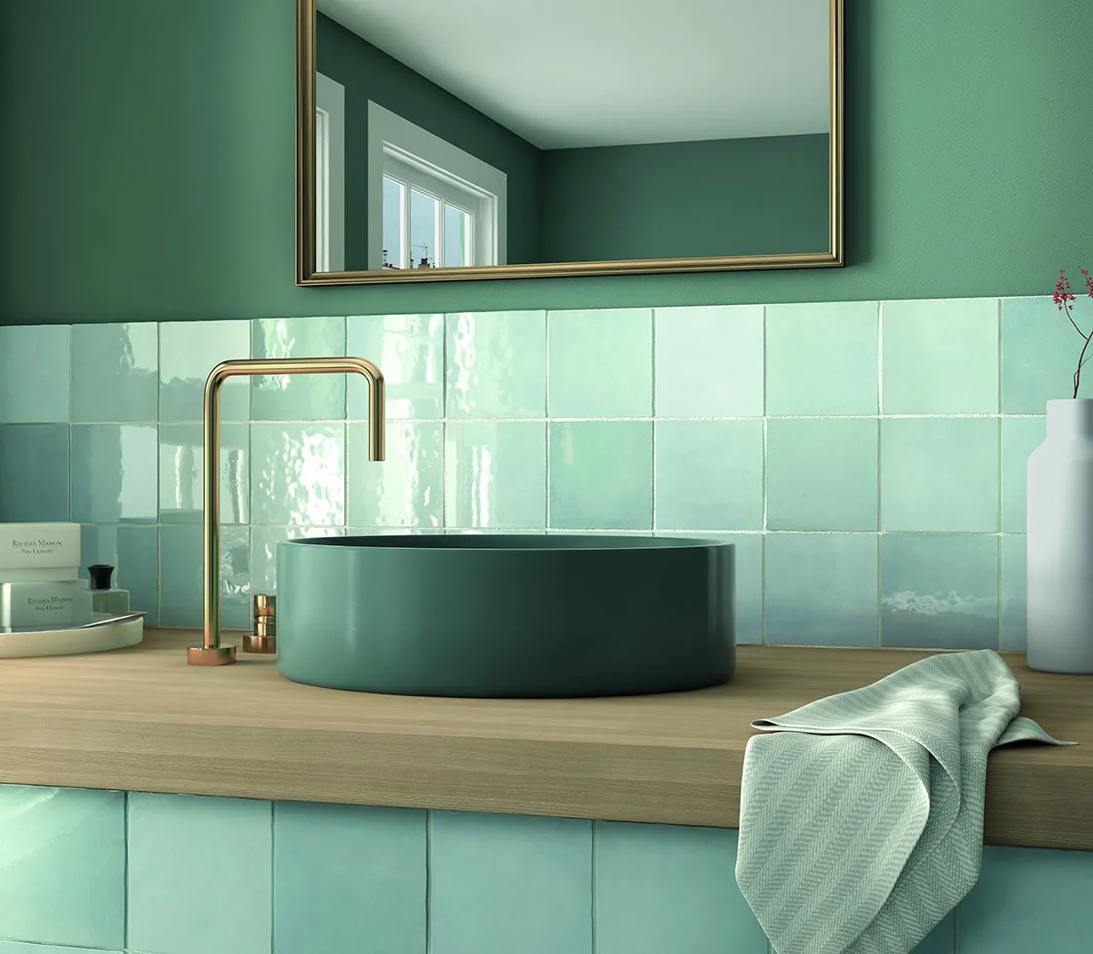Baño con azulejos efecto hidráulico en tonos fríos, colección Artisan de Equipe