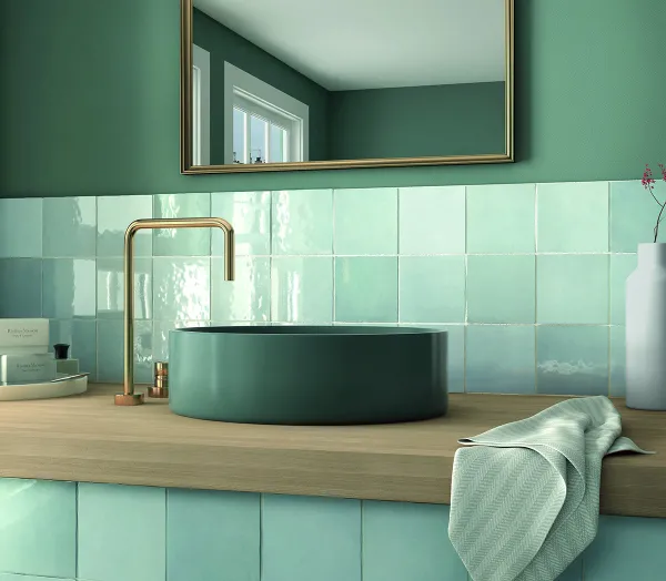 Baño con azulejos efecto hidráulico en tonos fríos, colección Artisan de Equipe