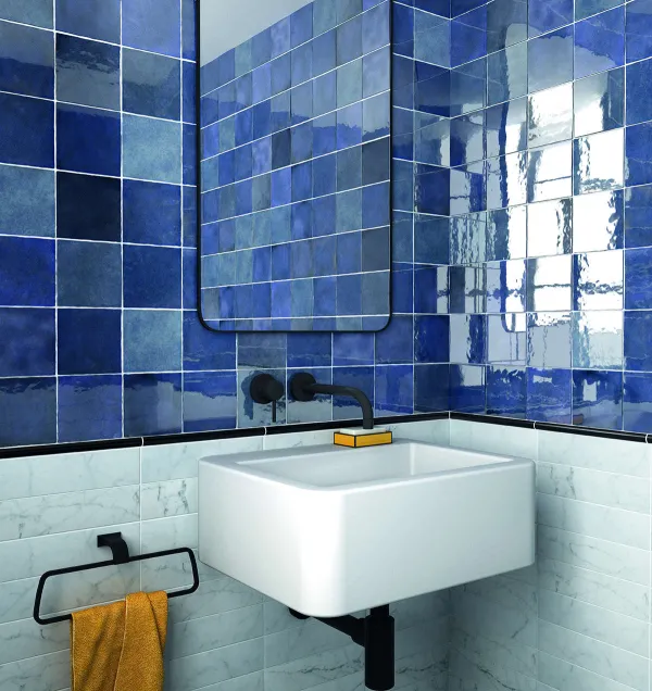 Baño con azulejos efecto hidráulico en tonos fríos, colección Artisan de Equipe