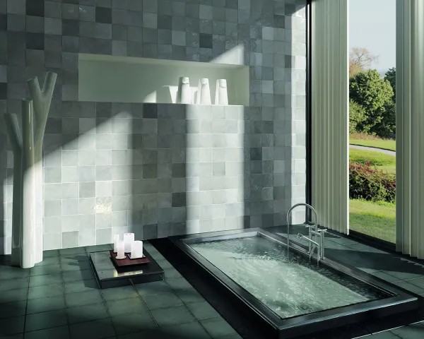 Baño con azulejos efecto hidráulico en tonos fríos, colección Artisan de Equipe