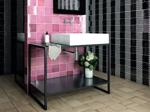 Baño con azulejos efecto hidráulico en tonos fríos, colección Artisan de Equipe