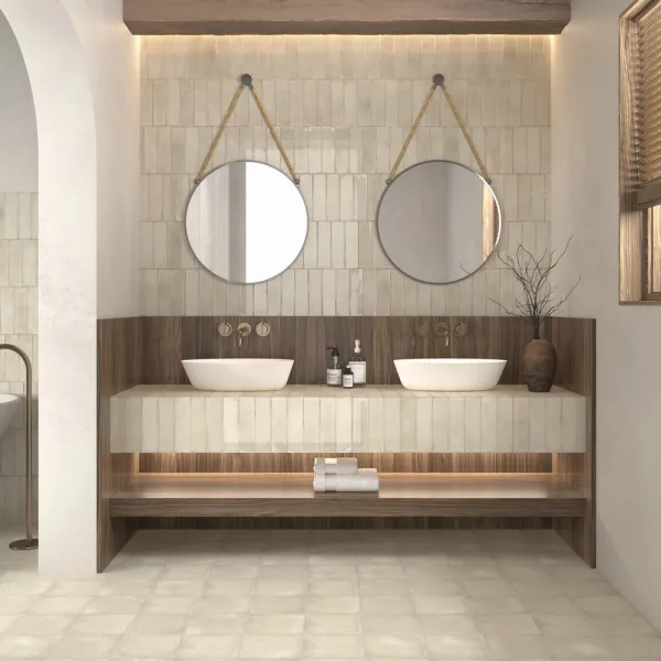Baño con azulejos efecto hidráulico en tonos cálidos, colección Atlantique de Dune