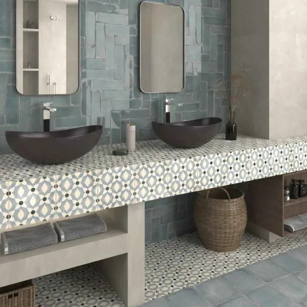 Baño con azulejos efecto hidráulico, colección Atlantique de Dune