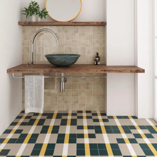 Baño con azulejos efecto hidráulico en tonos cálidos, colección Bauhome de Equipe