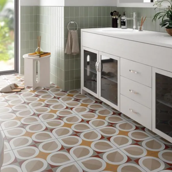 Baño con azulejos efecto hidráulico, colección Bauhome de Equipe