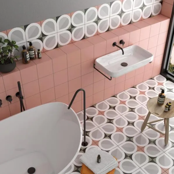 Baño con azulejos efecto hidráulico en tonos cálidos, colección Bauhome de Equipe