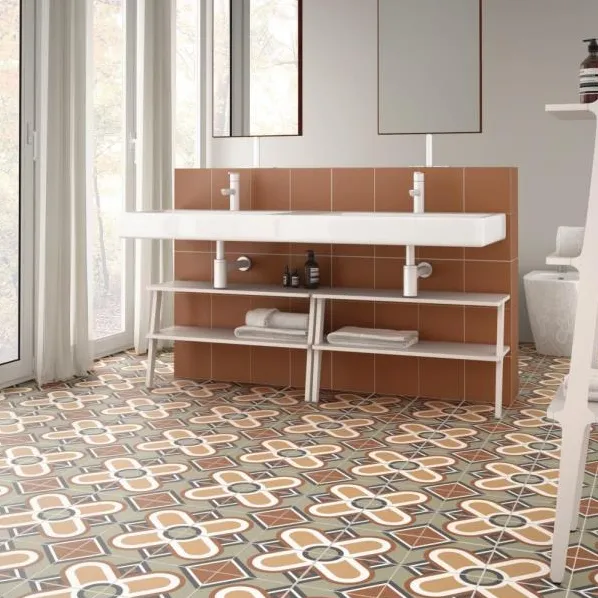 Baño con azulejos efecto hidráulico en tonos cálidos, colección Bauhome de Equipe